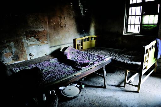 姐妹倆的臥室長(zhǎng)期不通風(fēng)，又潮又悶