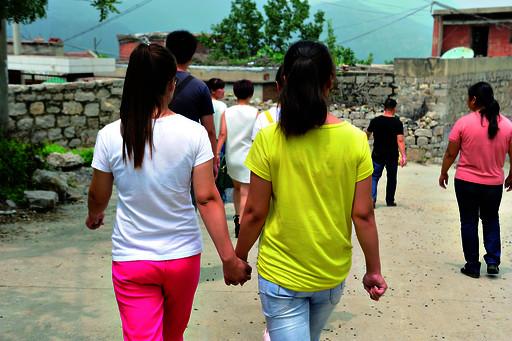 送記者離開(kāi)時(shí)，姐妹倆一直手牽著手