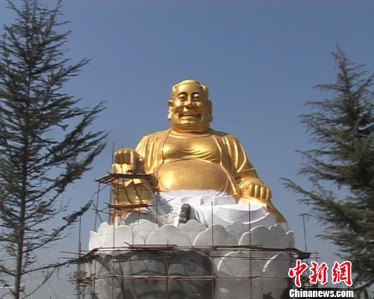 洛陽“大背頭”雕像改換龍頭園方否認(rèn)炒作 洛陽“大背頭”雕像改換龍頭園方否認(rèn)炒作