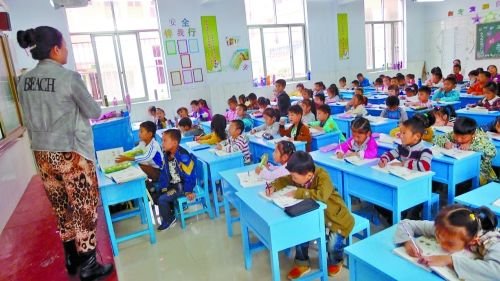 有的課桌直抵講臺,學生眼睛離黑板非常近。