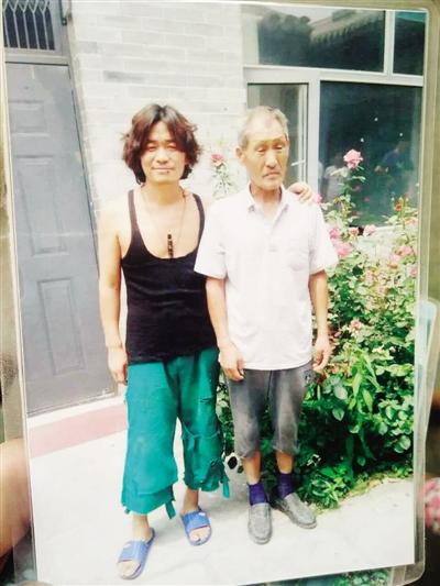 拍片間隙，王寶強(qiáng)與楊林貴在片場(chǎng)合影