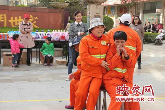 迎三八節(jié) 鄭州未來路街道辦邀請環(huán)衛(wèi)工舉行游藝活動(dòng) 迎三八節(jié) 鄭州未來路街道辦邀請環(huán)衛(wèi)工舉行游藝活動(dòng)