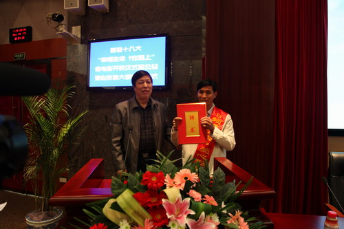 河南平頂山魯山縣電視臺的記者張朝岑，接過了河南電視臺9頻道總監(jiān)張克宣遞上的聘書。