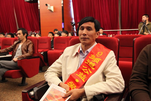 河南平頂山魯山縣電視臺的記者張朝岑受聘9頻道公益·愛心形象大使。