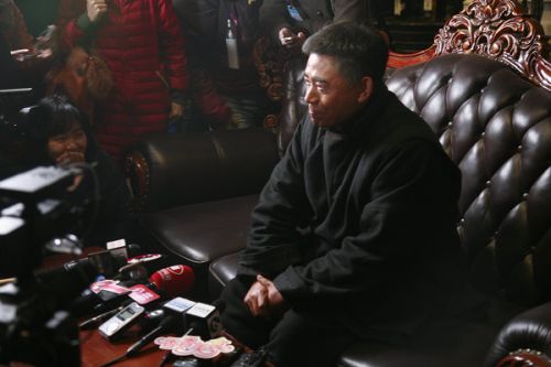 各路記者的長槍短炮對準了《大河兒女》主演陳寶國。