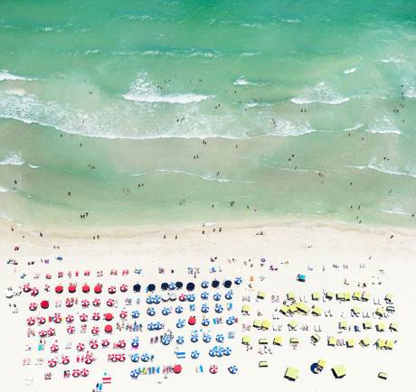 攝影師懸掛直升機外 千米高空拍海灘美景