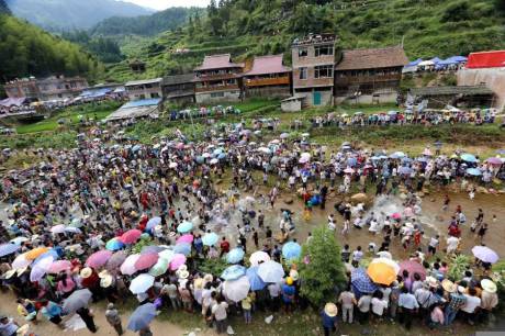 廣西舉辦鬧魚(yú)節(jié) 上萬(wàn)人水塘抓魚(yú) 廣西舉辦鬧魚(yú)節(jié) 上萬(wàn)人水塘抓魚(yú)