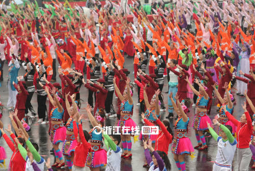 杭州3萬(wàn)余人齊跳排舞 成功挑戰(zhàn)吉尼斯