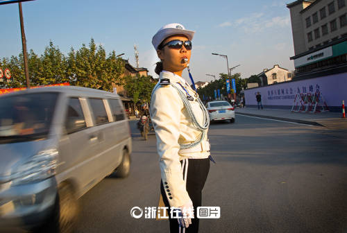 美得心醉 白衣女警保駕世界互聯(lián)網(wǎng)大會