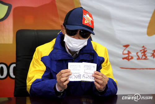 陜西6317萬(wàn)巨獎(jiǎng)得主現(xiàn)身領(lǐng)獎(jiǎng) 陜西6317萬(wàn)巨獎(jiǎng)得主現(xiàn)身領(lǐng)獎(jiǎng)