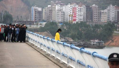 女子跳橋失蹤 網(wǎng)友指責警方處警不當 女子跳橋失蹤 網(wǎng)友指責警方處警不當
