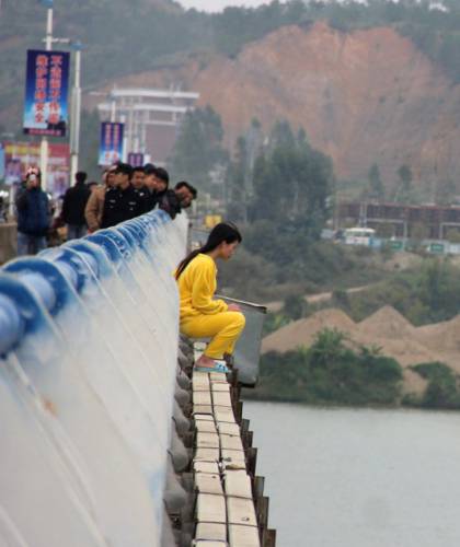女子跳橋失蹤 網(wǎng)友指責警方處警不當 女子跳橋失蹤 網(wǎng)友指責警方處警不當