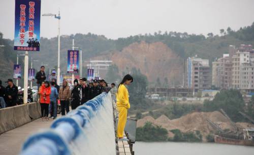 女子跳橋失蹤 網(wǎng)友指責警方處警不當 女子跳橋失蹤 網(wǎng)友指責警方處警不當