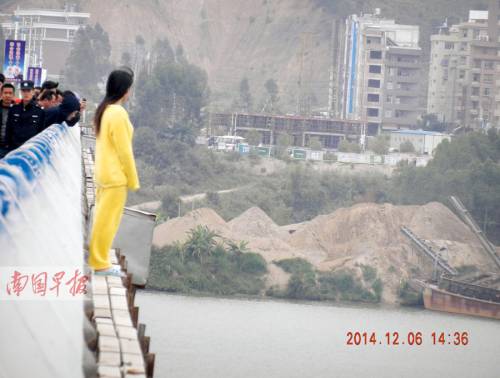 女子跳橋失蹤 網(wǎng)友指責警方處警不當 女子跳橋失蹤 網(wǎng)友指責警方處警不當