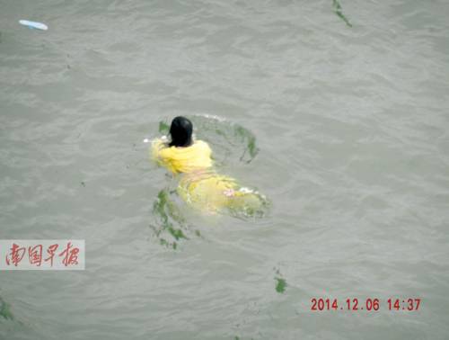 女子跳橋失蹤 網(wǎng)友指責警方處警不當 女子跳橋失蹤 網(wǎng)友指責警方處警不當