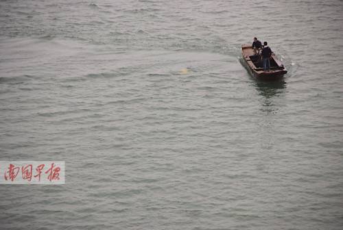 女子跳橋失蹤 網(wǎng)友指責警方處警不當 女子跳橋失蹤 網(wǎng)友指責警方處警不當