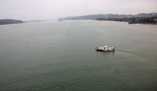 女子跳橋失蹤 網(wǎng)友指責警方處警不當 女子跳橋失蹤 網(wǎng)友指責警方處警不當