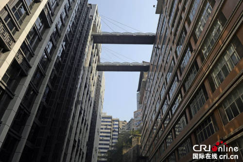 重慶現(xiàn)“最?！笨罩羞B廊 離地68.5米