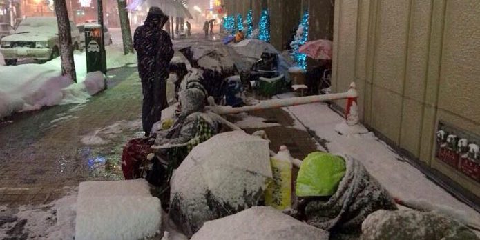 日本果粉雪夜排隊(duì) 警察拍肩確認(rèn)死活 日本果粉雪夜排隊(duì) 警察拍肩確認(rèn)死活