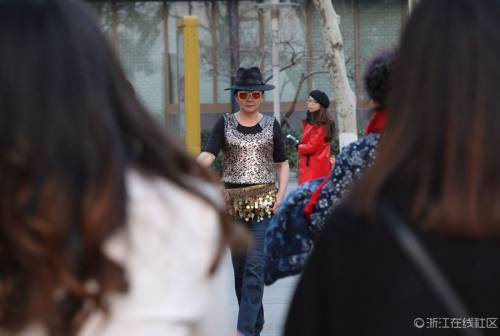 杭州老年舞蹈隊(duì)“雷人”走秀