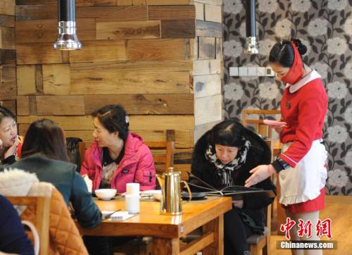 長春一飯店服務(wù)員 長春一飯店服務(wù)員