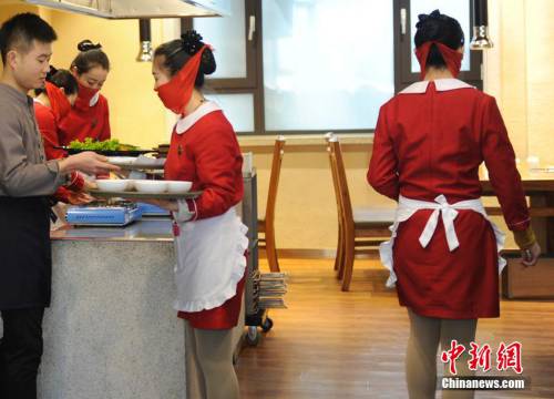 長春一飯店服務(wù)員 長春一飯店服務(wù)員