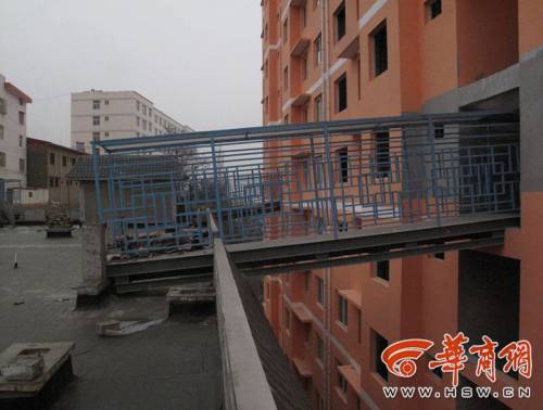 陜西現(xiàn)奇葩天橋 跨6樓頂穿8樓墻 陜西現(xiàn)奇葩天橋 跨6樓頂穿8樓墻