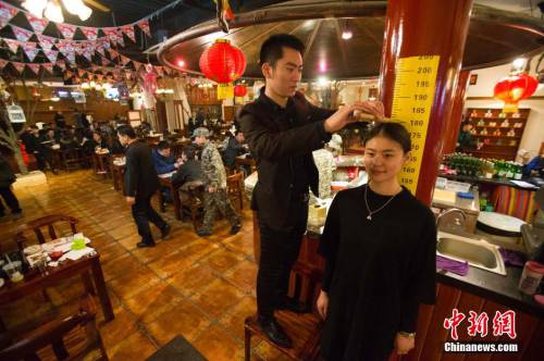 山西太原一餐廳憑身高打折招攬生意 山西太原一餐廳憑身高打折招攬生意