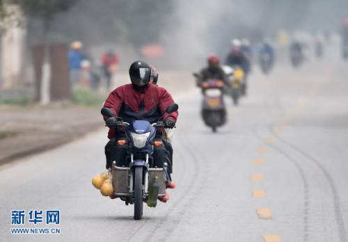 不畏風雨 只為回家 不畏風雨 只為回家
