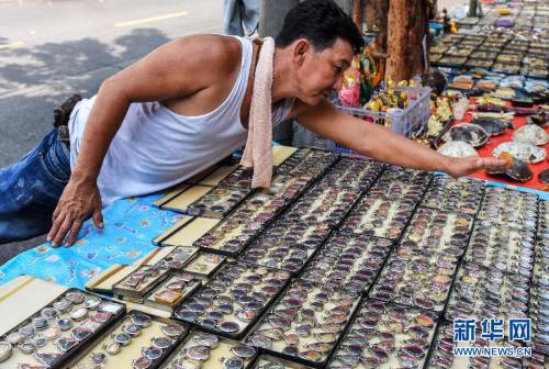 曼谷街頭的護(hù)身符市場 曼谷街頭的護(hù)身符市場