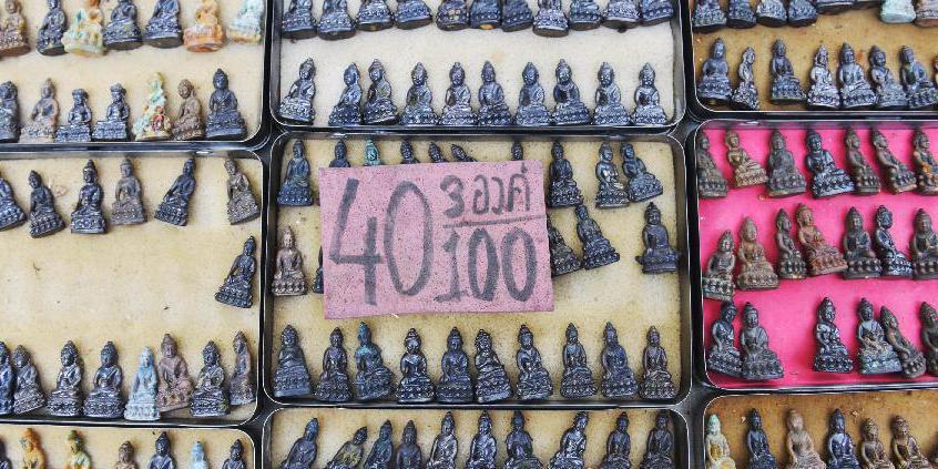 曼谷街頭的護(hù)身符市場 曼谷街頭的護(hù)身符市場