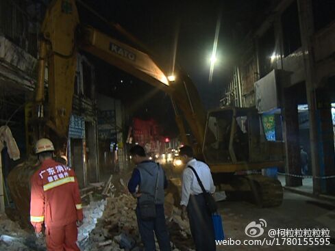 廣東一女司機逆行開車撞塌小樓 廣東一女司機逆行開車撞塌小樓