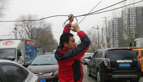 線纜被刮斷影響交通 沈陽昨現(xiàn) 線纜被刮斷影響交通 沈陽昨現(xiàn)