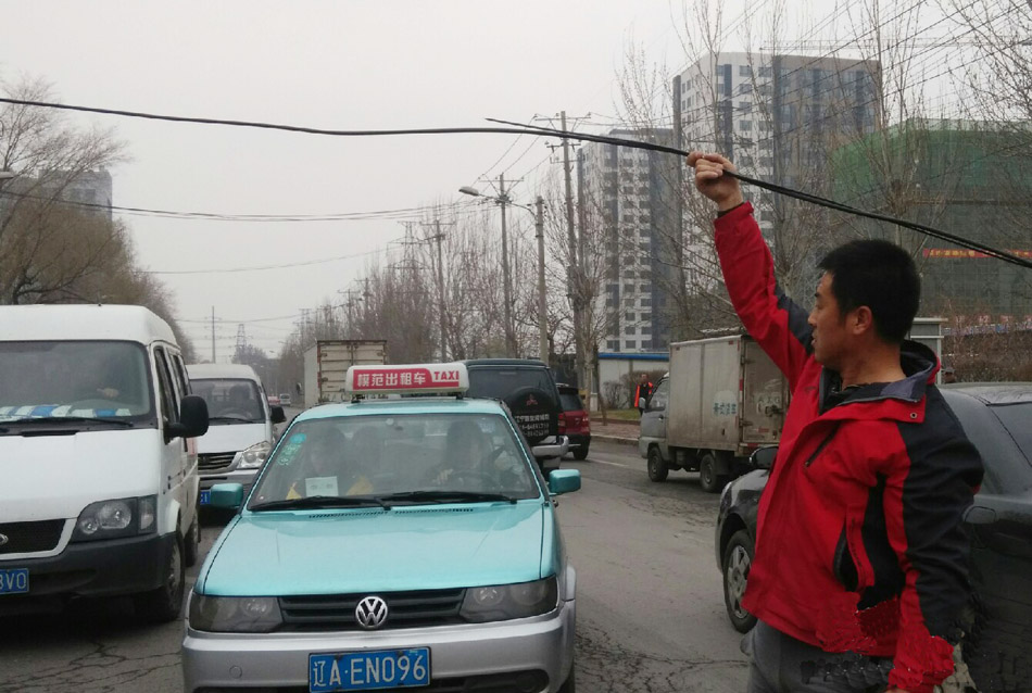 線纜被刮斷影響交通 沈陽昨現(xiàn) 線纜被刮斷影響交通 沈陽昨現(xiàn)