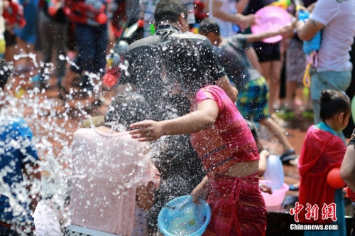 西雙版納萬(wàn)人歡度潑水節(jié) 西雙版納萬(wàn)人歡度潑水節(jié)