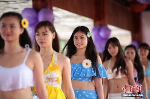 學(xué)生參加校花校草大賽 穿比基尼秀身材