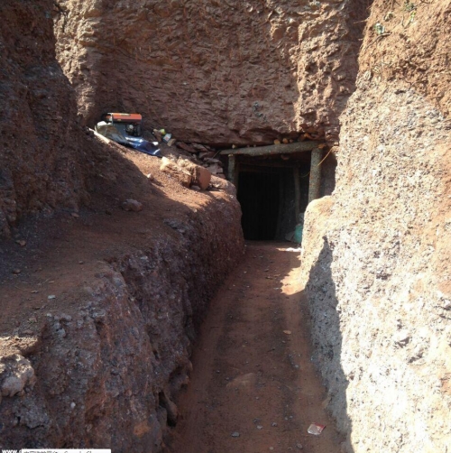 四川村民盜挖南紅瑪瑙遺留的深坑 四川村民盜挖南紅瑪瑙遺留的深坑