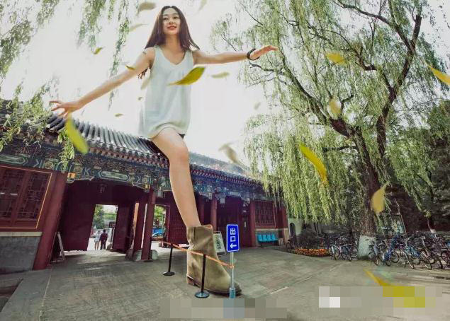 大學(xué)畢業(yè)爭拍創(chuàng)意照 北大女生化身巨人 大學(xué)畢業(yè)爭拍創(chuàng)意照 北大女生化身巨人