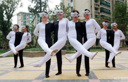 河南大媽自編“錯覺廣場舞” 河南大媽自編“錯覺廣場舞”