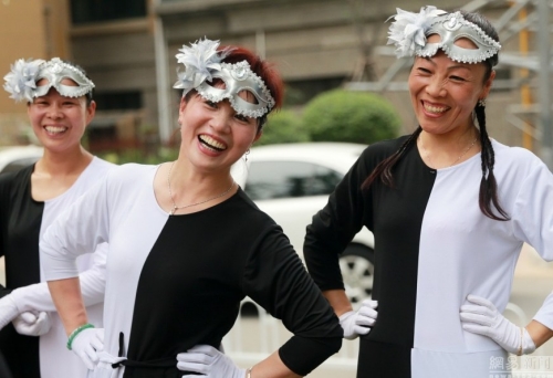 河南大媽自編“錯覺廣場舞” 河南大媽自編“錯覺廣場舞”