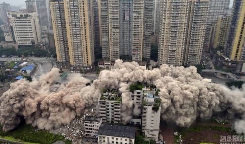 重慶鬧市爆破拆除大樓 重慶鬧市爆破拆除大樓