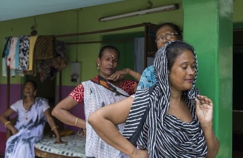 印度變性人社區(qū):處在底層受歧視 印度變性人社區(qū):處在底層受歧視