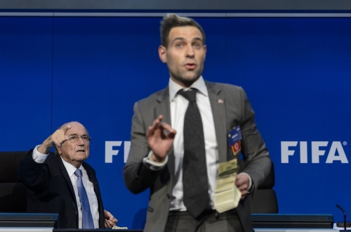 布拉特發(fā)布會遭美元砸臉