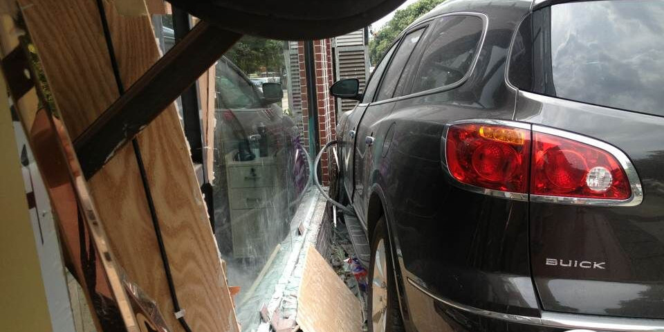 油門當(dāng)剎車 越野車差點沖進(jìn)理發(fā)店 油門當(dāng)剎車 越野車差點沖進(jìn)理發(fā)店