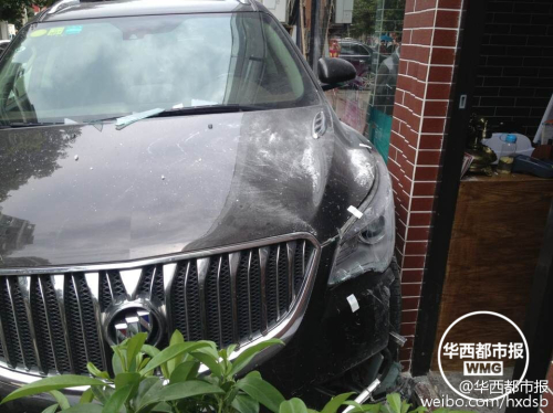 油門當(dāng)剎車 越野車差點沖進(jìn)理發(fā)店 油門當(dāng)剎車 越野車差點沖進(jìn)理發(fā)店