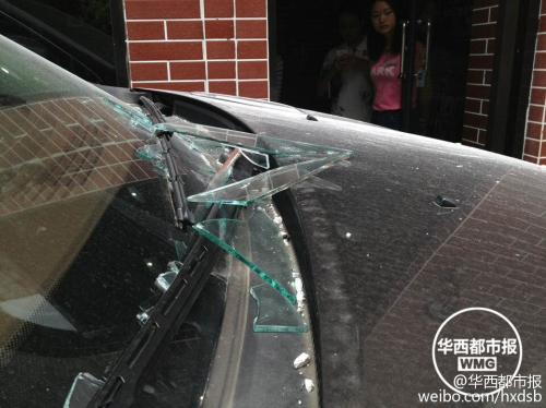 油門當(dāng)剎車 越野車差點沖進(jìn)理發(fā)店 油門當(dāng)剎車 越野車差點沖進(jìn)理發(fā)店