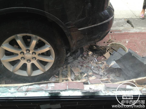 油門當(dāng)剎車 越野車差點沖進(jìn)理發(fā)店 油門當(dāng)剎車 越野車差點沖進(jìn)理發(fā)店