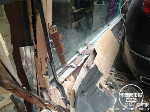 油門當(dāng)剎車 越野車差點沖進(jìn)理發(fā)店 油門當(dāng)剎車 越野車差點沖進(jìn)理發(fā)店