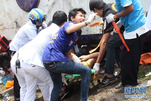 普吉大巴翻車致17名中國(guó)游客受傷 普吉大巴翻車致17名中國(guó)游客受傷