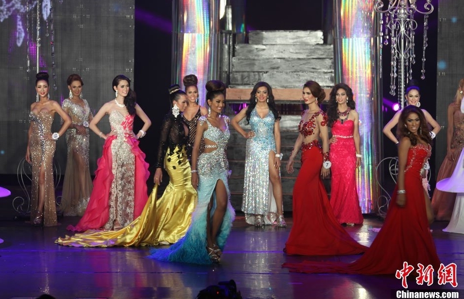 變性人選美落幕 三甲熱情擁吻 變性人選美落幕 三甲熱情擁吻